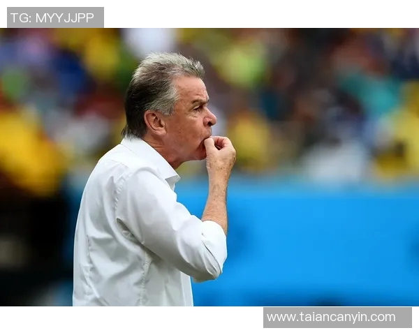 足球传奇黑白肖像展现伟大球员风采与永恒魅力