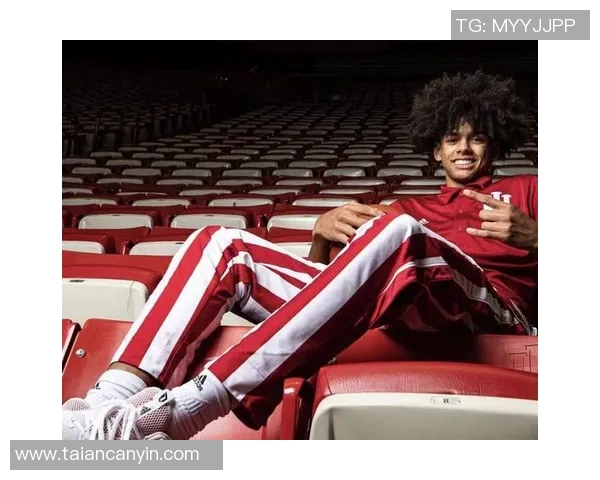 高颜值足球球星头像大集结，帅气面容尽显风采，颜值与实力并存的球场明星